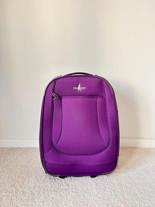 Mala de viagem com rodas lilás