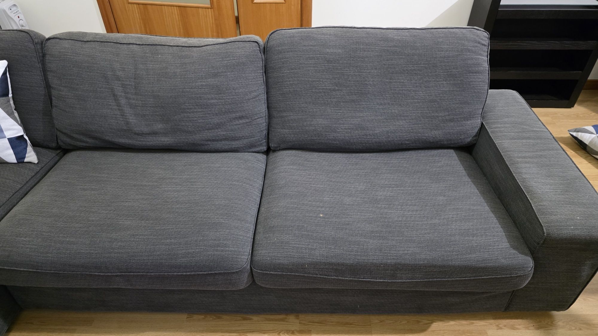 Sofá robusto e confortável, chaise-longue IKEA