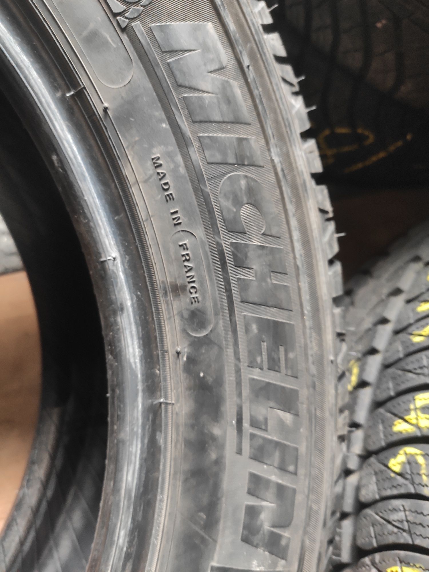 Всесезонная резина 225.65.18 Michelin Latitude Cross.18р.7.5мм.France.