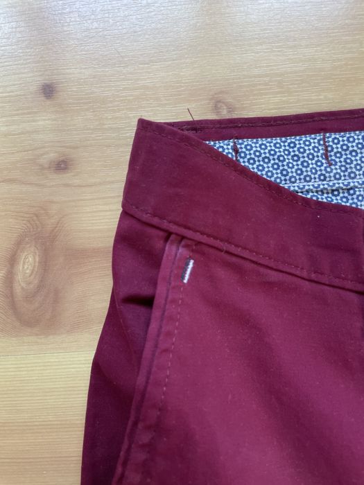 Męskie spodnie w kolorze bordowym/czerwonym. Model Chinosy.