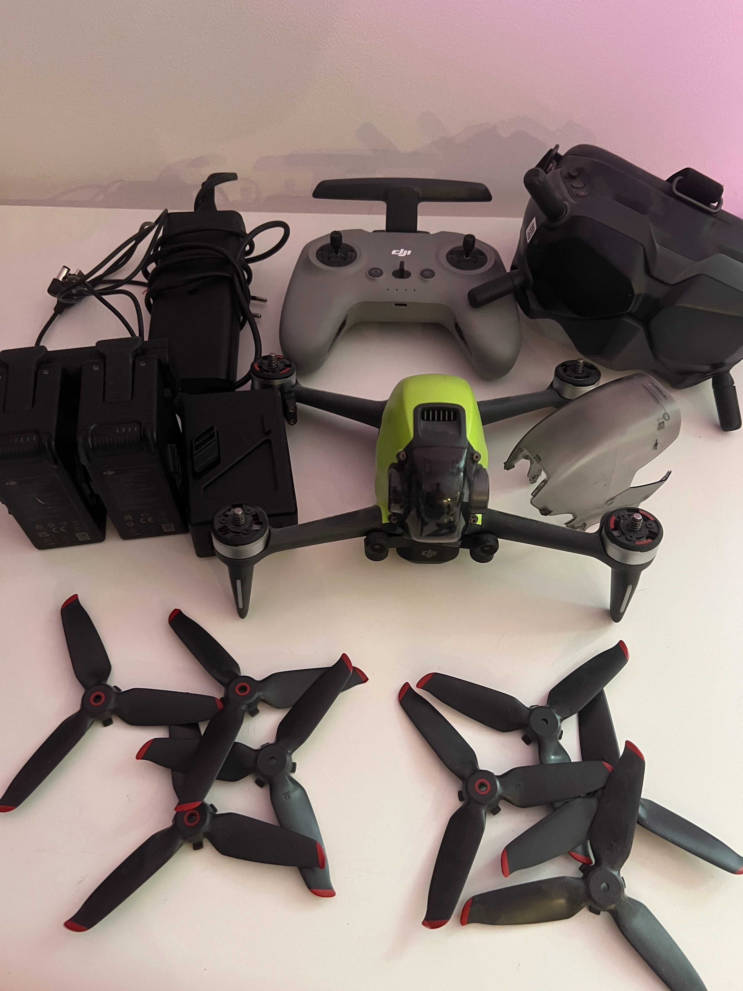 Sprzedam DJI FPV Drone + 3 akumulatory, ładowarka, kontroler, gogle V2