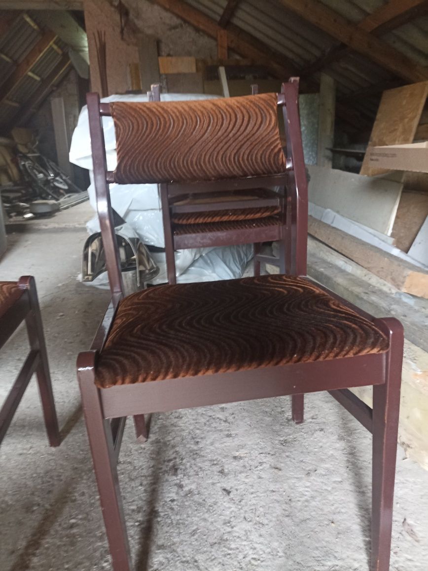 Drewniany stolik i krzesełka
