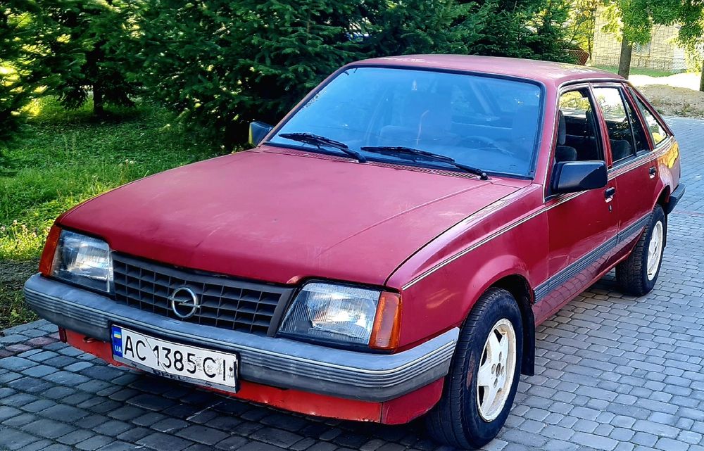 Opel Ascona. 1,6 Газ/Бензин.