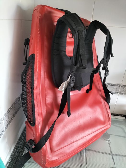 Boia e mala de caça submarina