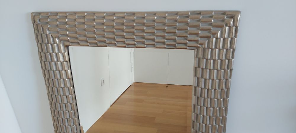 Espelho decorativo com moldura em madeira