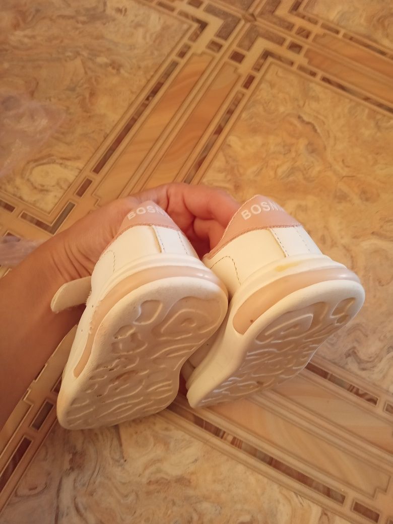 Милі кросівки для дівчинки