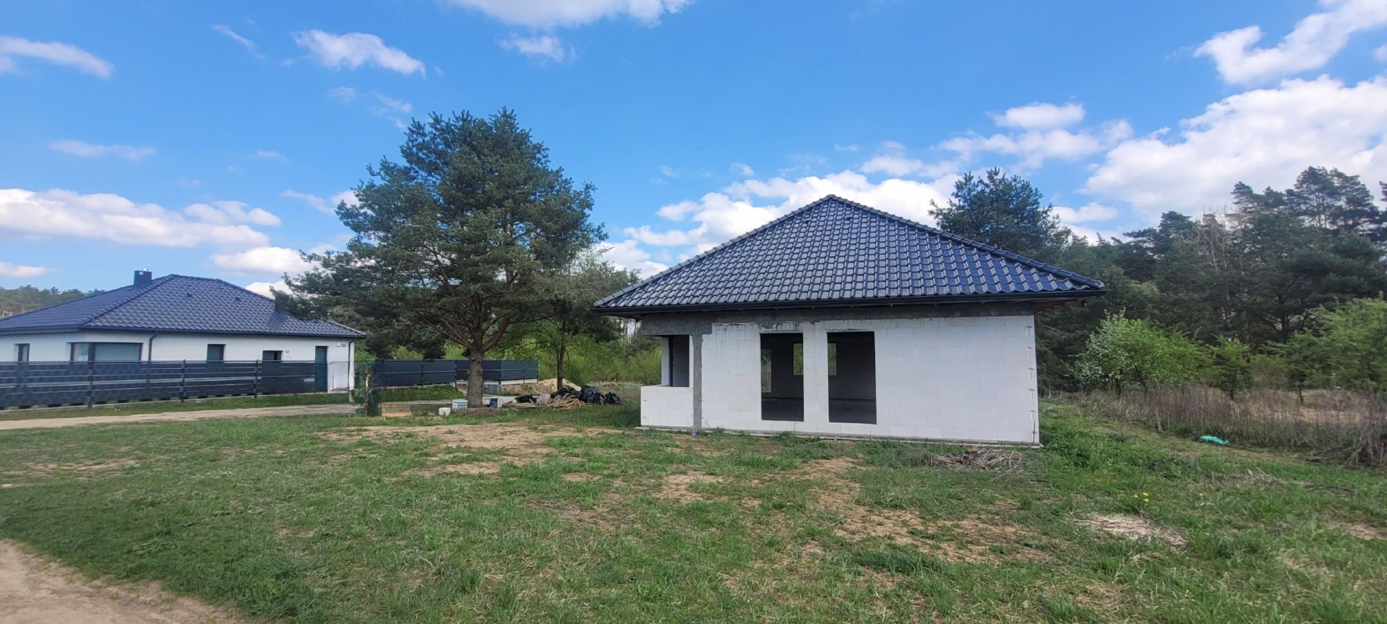 Dom wolnostojacy w stanie surowym otwartym