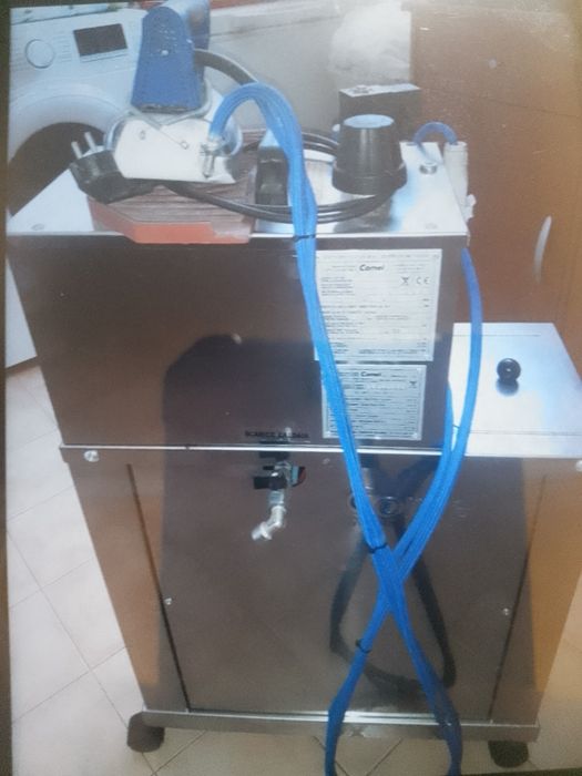 Vendo ferro de engomar com caldeira industrial com pouco tempo de uso.