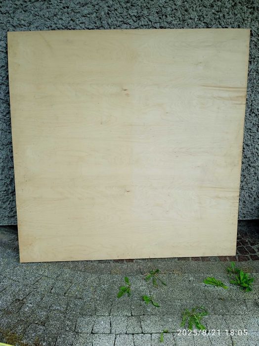 Sklejka drewniana 1275 mm x 1270 mm x 10 mm.