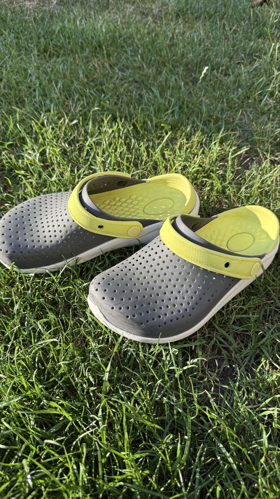 Продам дитячі crocs j3