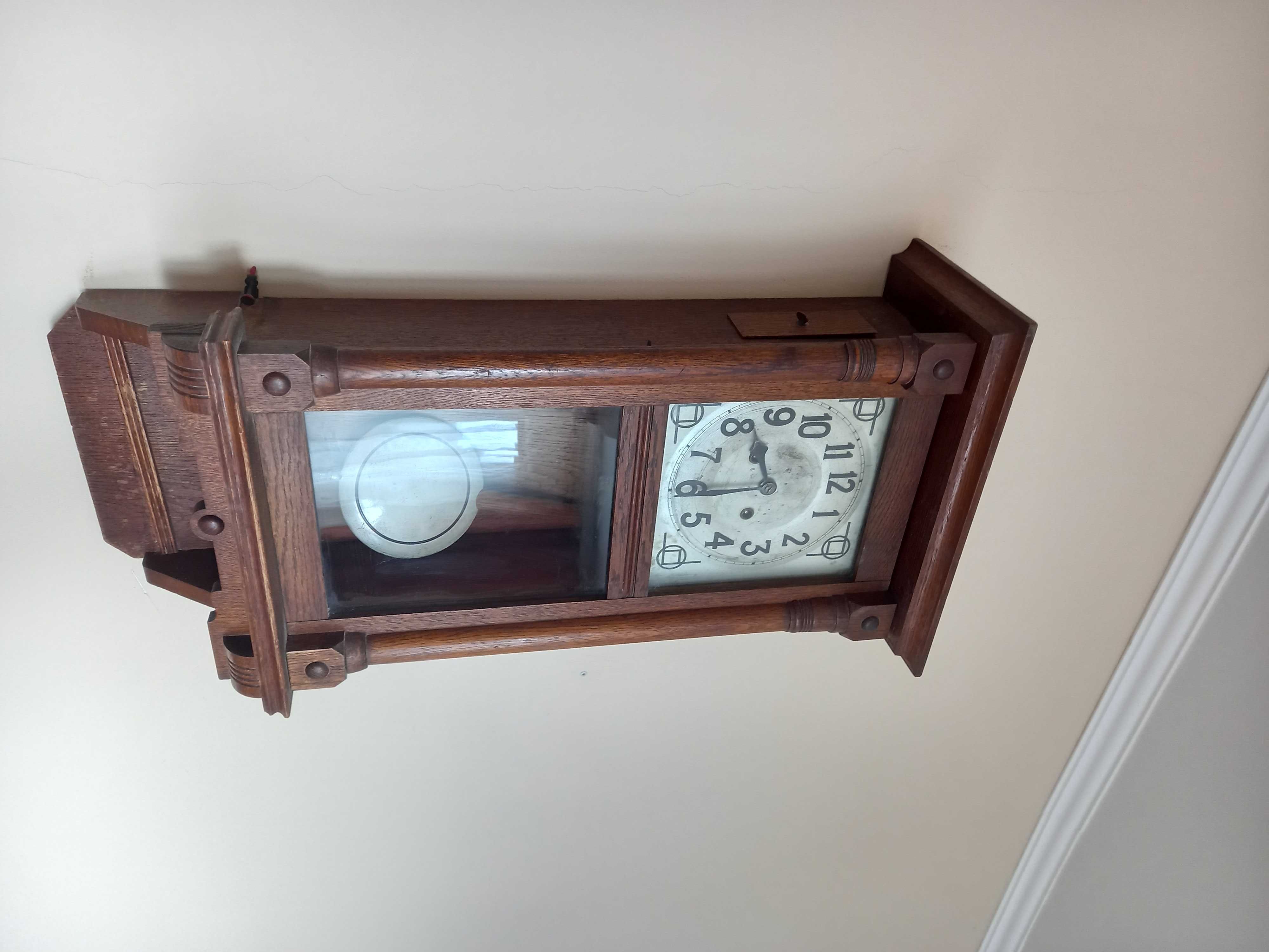 Stary przedwojenny zegar.