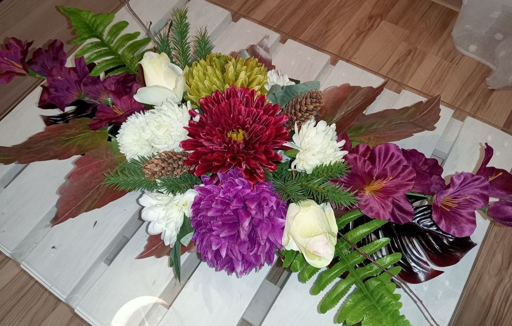 Wiązanka stroik ze sztucznych kwiatów na grób cmentarz