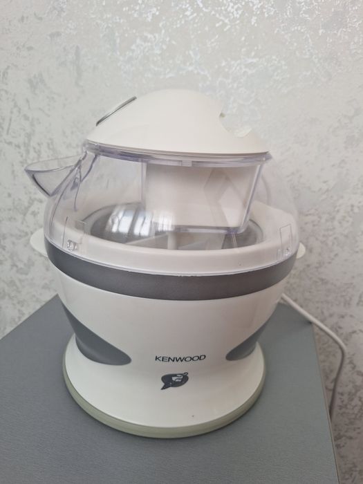 Мороженица KENWOOD IM 250.
Потужність: 4/6 Вт. Обсяг: 1 л. Ма
