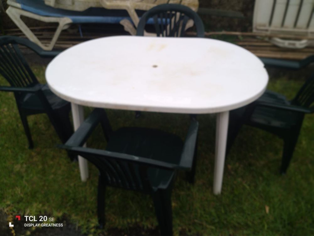 Mesa de Jardim com 4 Cadeiras - 40€