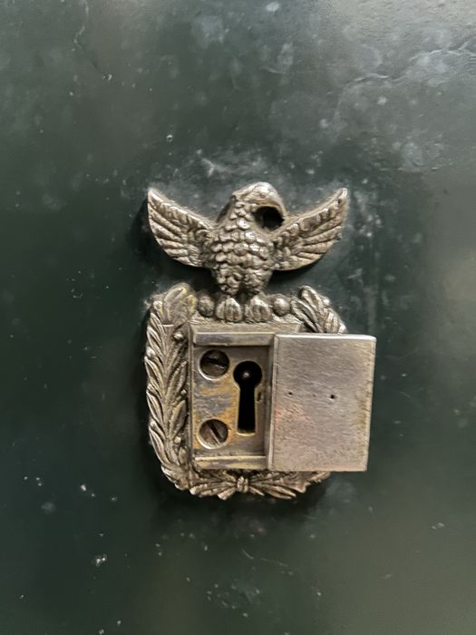 Cofre antigo em ferro