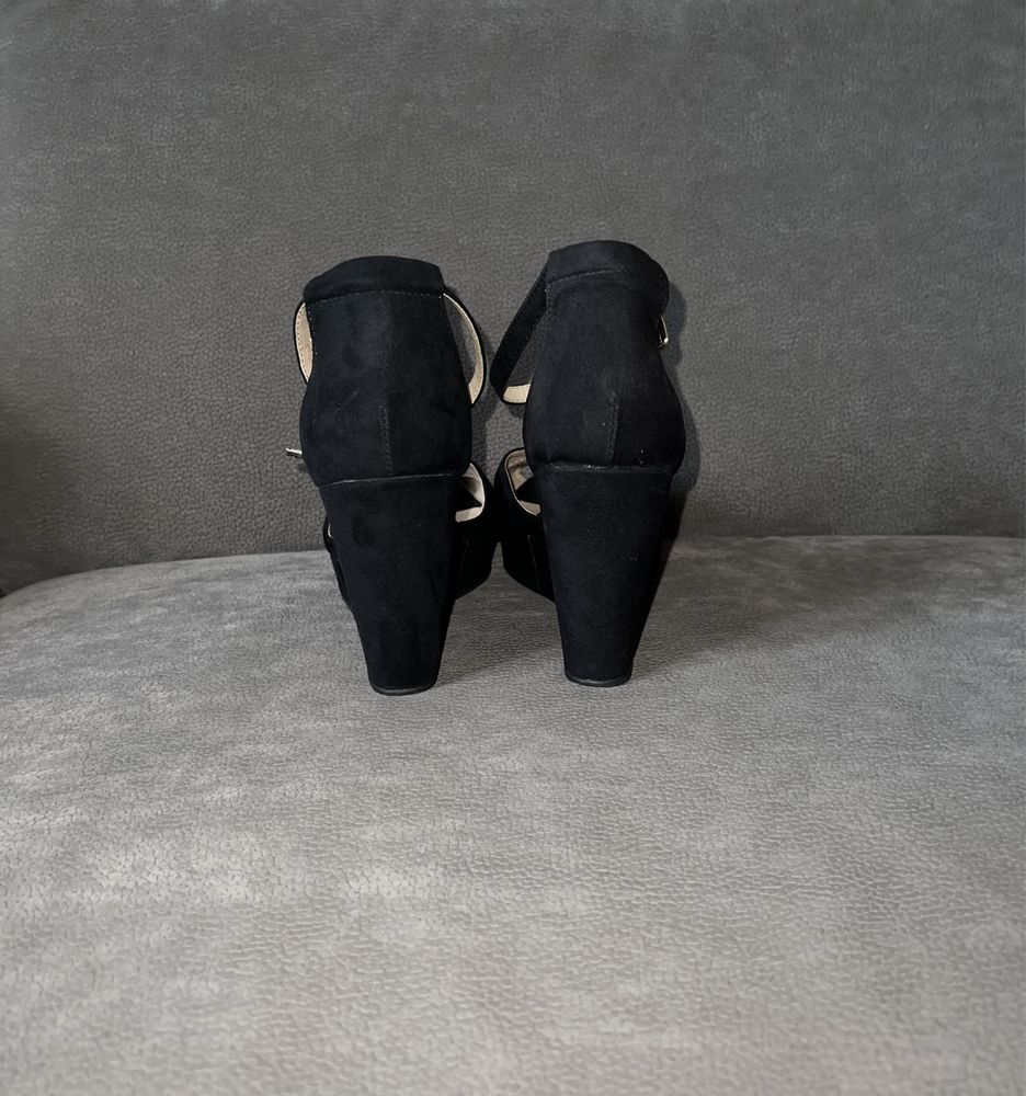 Pull&Bear czarne sandały na koturnie ala zamszowe r40