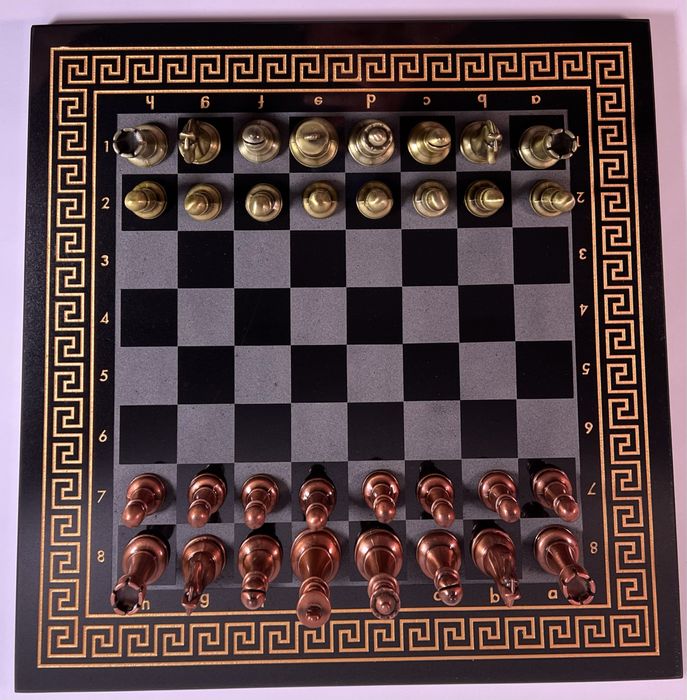 Шахмати з чорного каменю