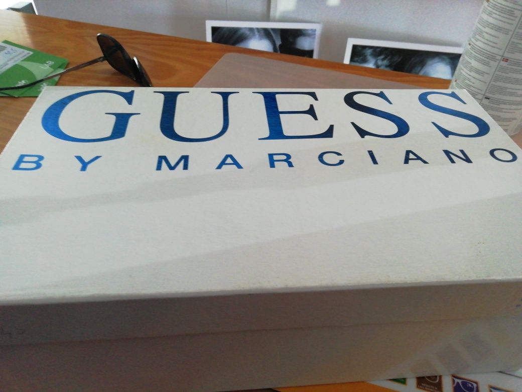 Sapatos Guess novos