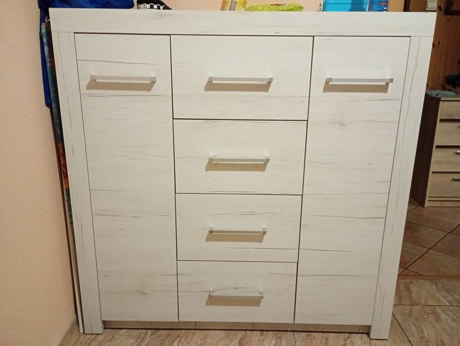 Komoda widoczna na zdjęciu