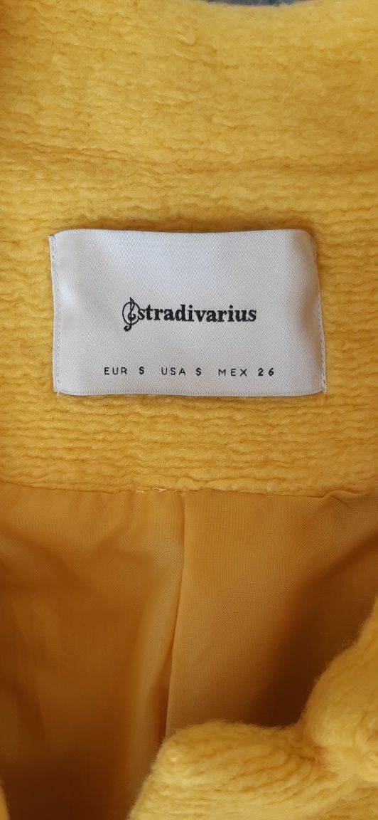 Sobretudo / casaco amarelo Stradivarius