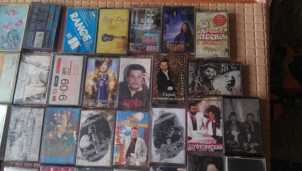 Лот аудио кассет  ящичек- цена за все 350гр.