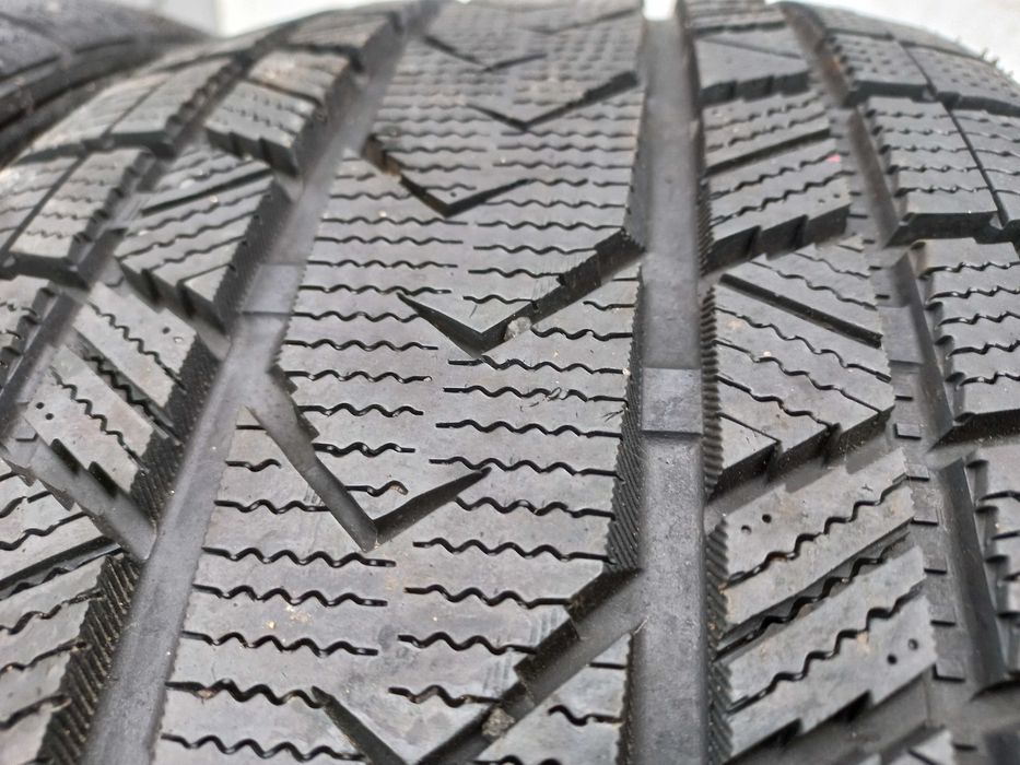 K831130K Komplet 245/40R19 98V Firemax FM808 dot.2423
