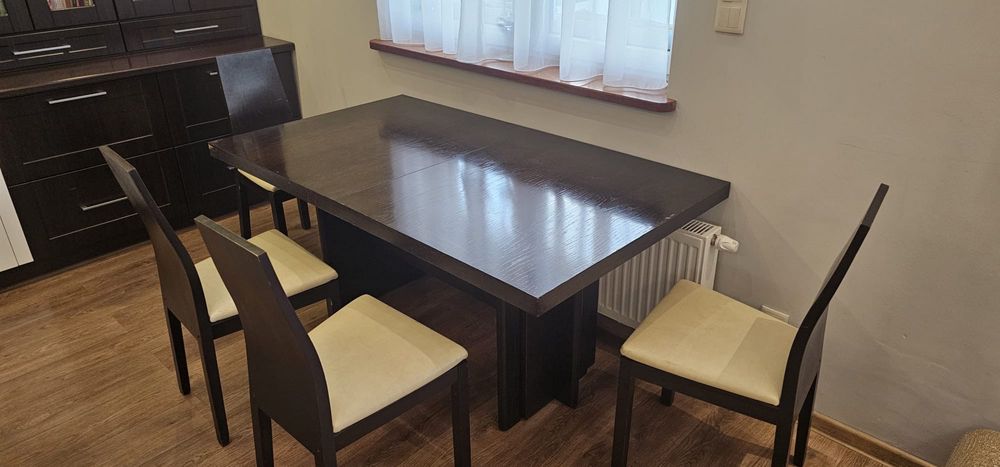 Stół rozkładany z krzesłami