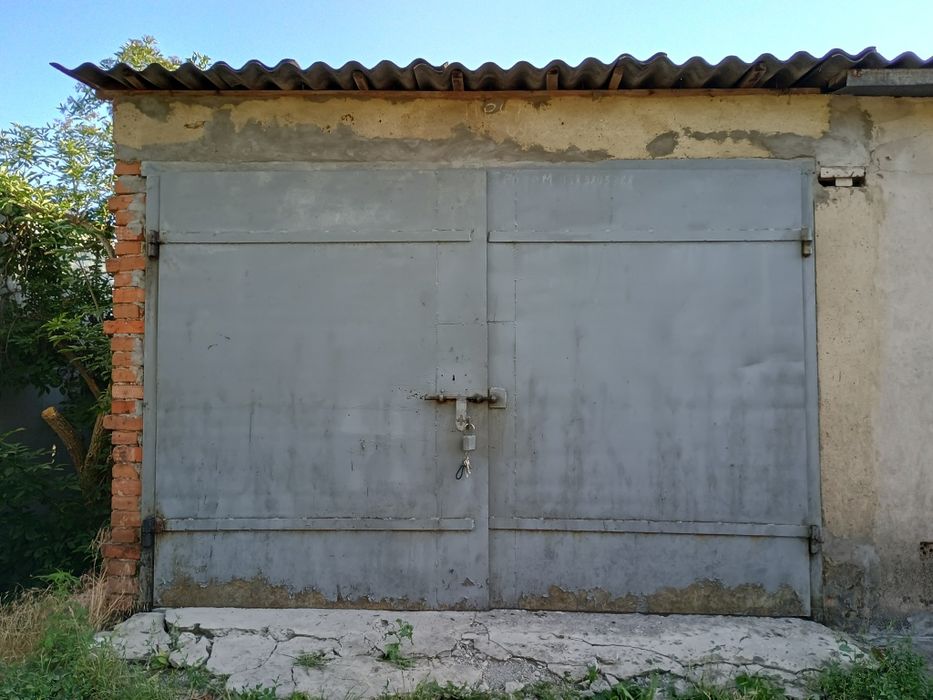 Капітальний гараж з червоної цегли