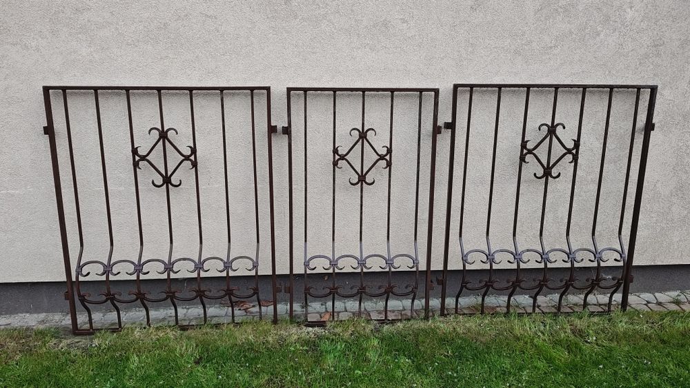Kraty okienne kute, bardzo porządnie wykonane.