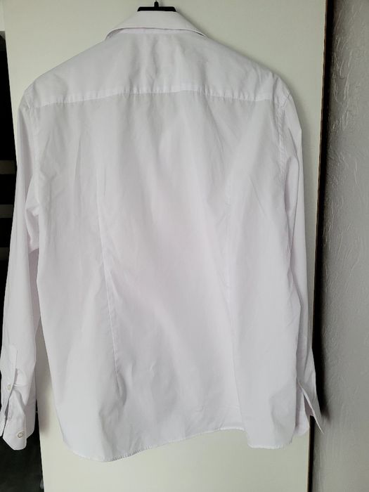 Biała koszula z plisą na spinki lub guzik