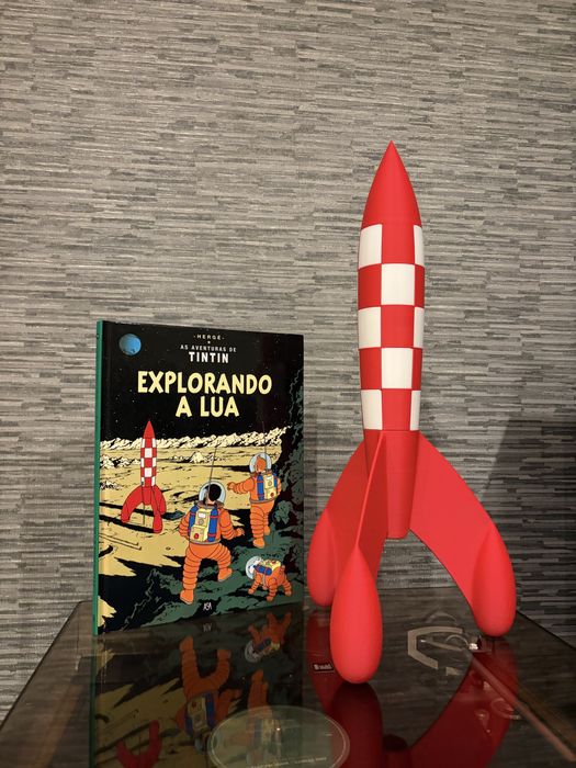 Foguete Tintin explorando a lua