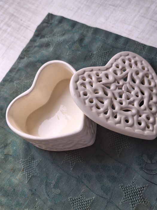 Продам дві  скриньки  для прикрас порце лянові