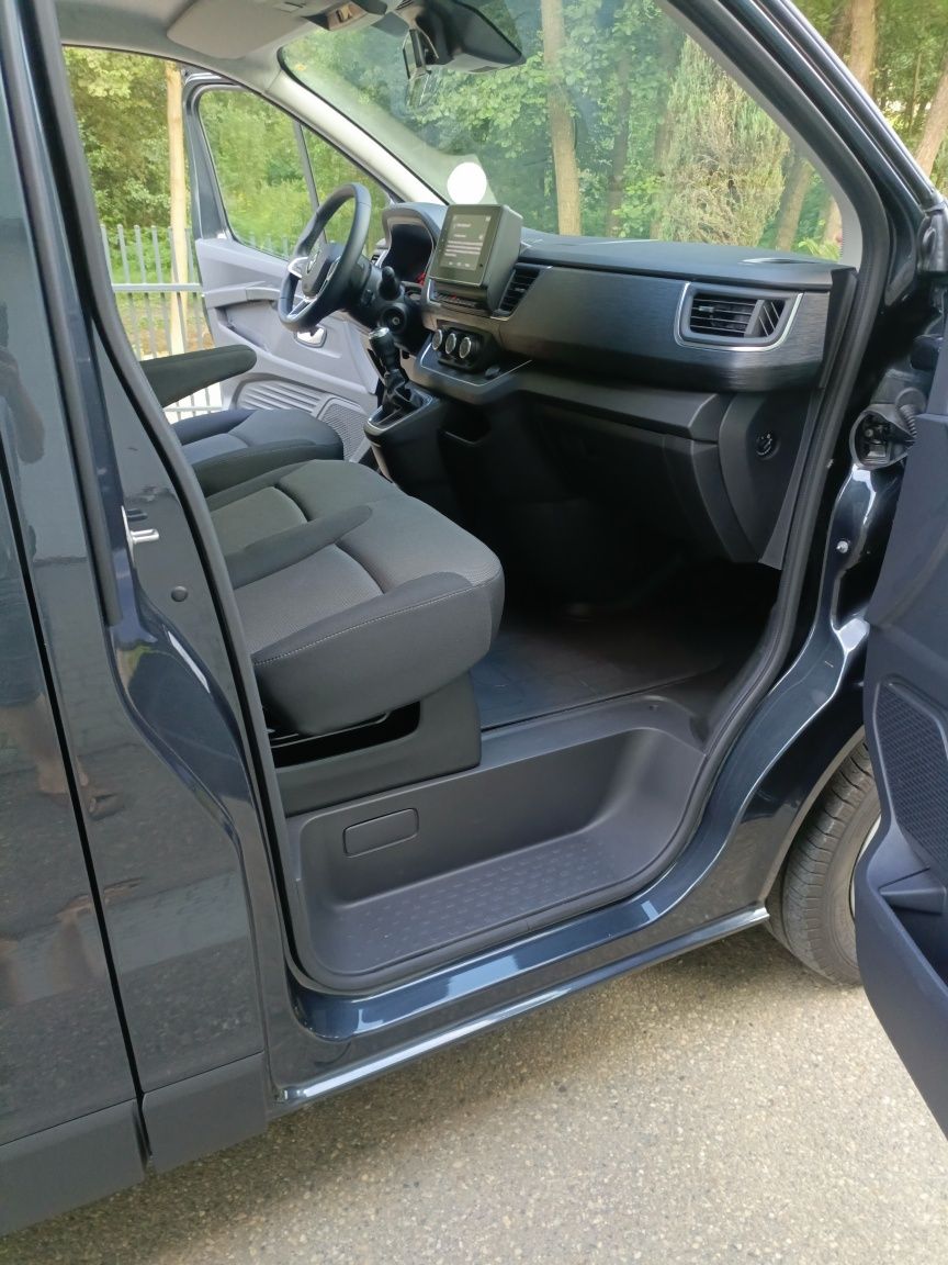 Wynajem busa Renault Trafik 9 osób