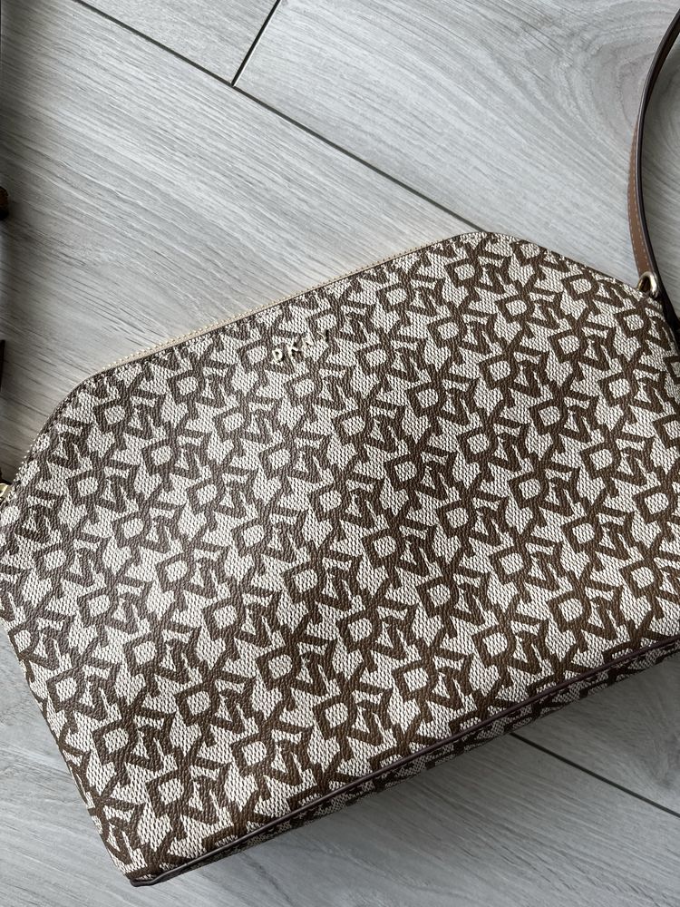 Torebka listonoszka DKNY brązowa monogram damska na ramię