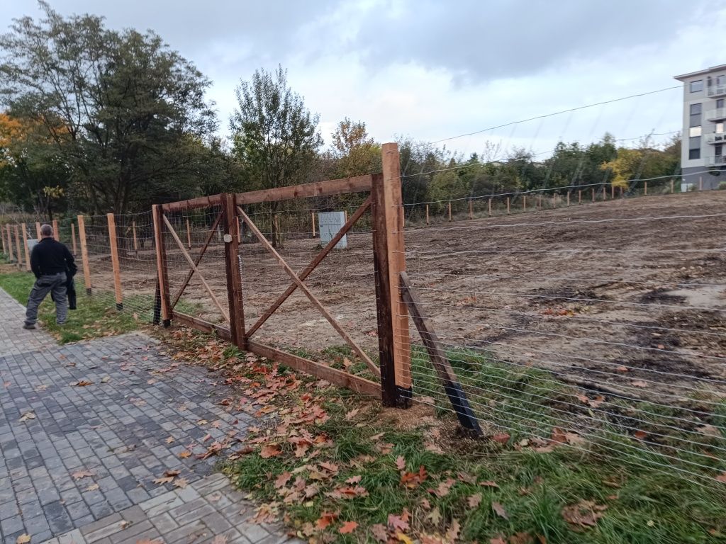 Ogrodzenia tymczasowe słupek betonowy drewniany siatka leśna