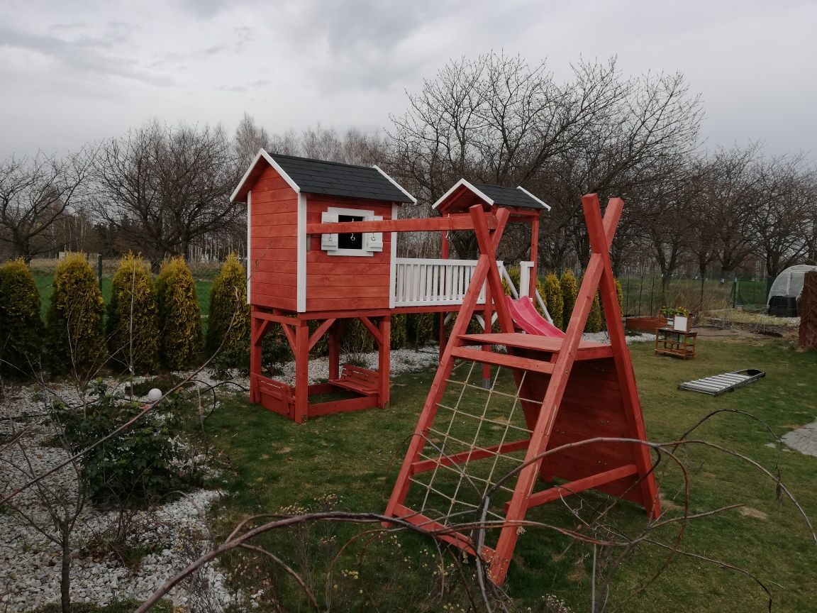 Plac zabaw dla dzieci, domek, huśtawka, piaskowca, zjeżdżalnia, ślizg