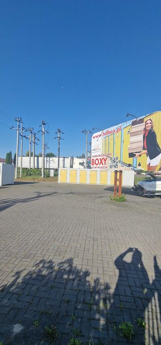 Box/garaż/schowek/komórka lokatorska na monitorowanym placu. na rowery