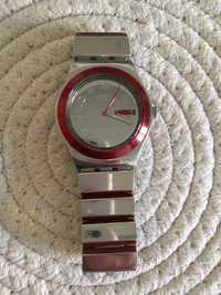 Relógio swatch metalizado
