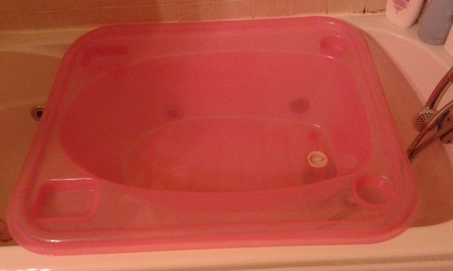 Banheira cor de rosa de bebé adaptável a banheira