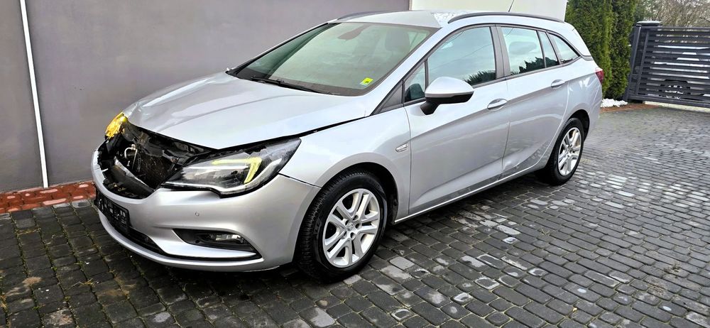 Opel Astra auto sprawne jeżdżące niski przebieg