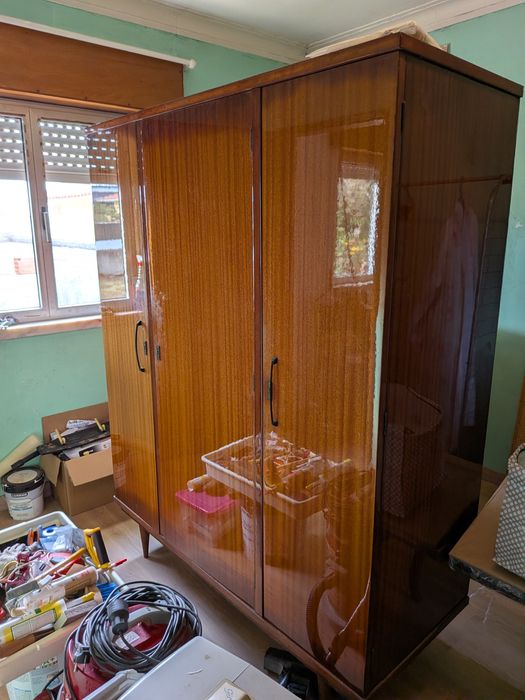 Roupeiro antigo em bom estado