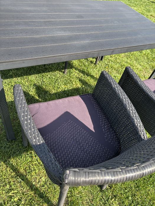 Stół ogrodowy + 4 krzesła z poduszkami