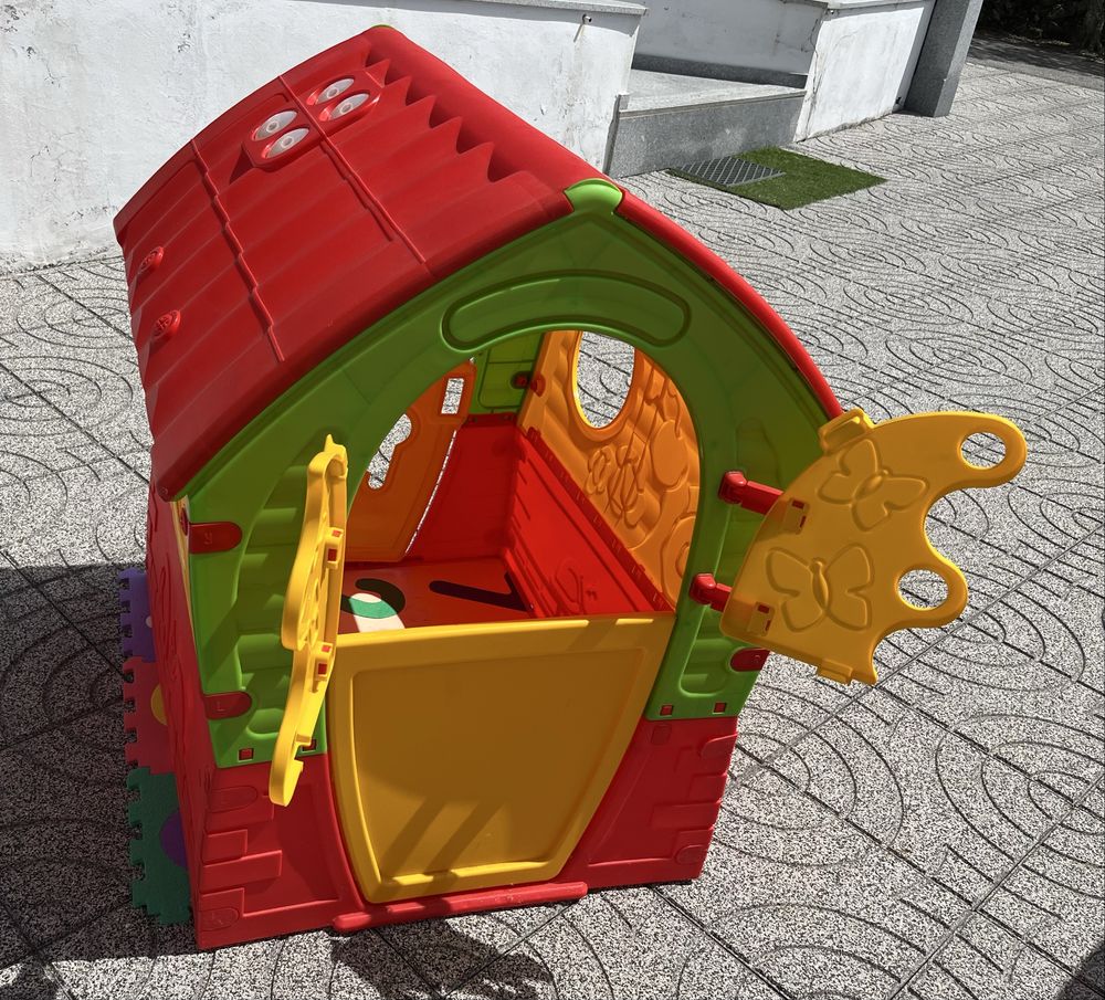 Casinha de brincar de exterior em ótimo estado