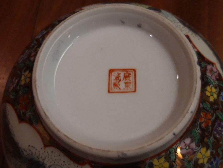Taça de porcelana chinesa de Cantão com motivos orientais coloridos
