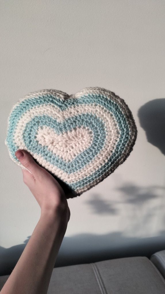 Poduszka dekoracyjna serce zrobiona na szydełku