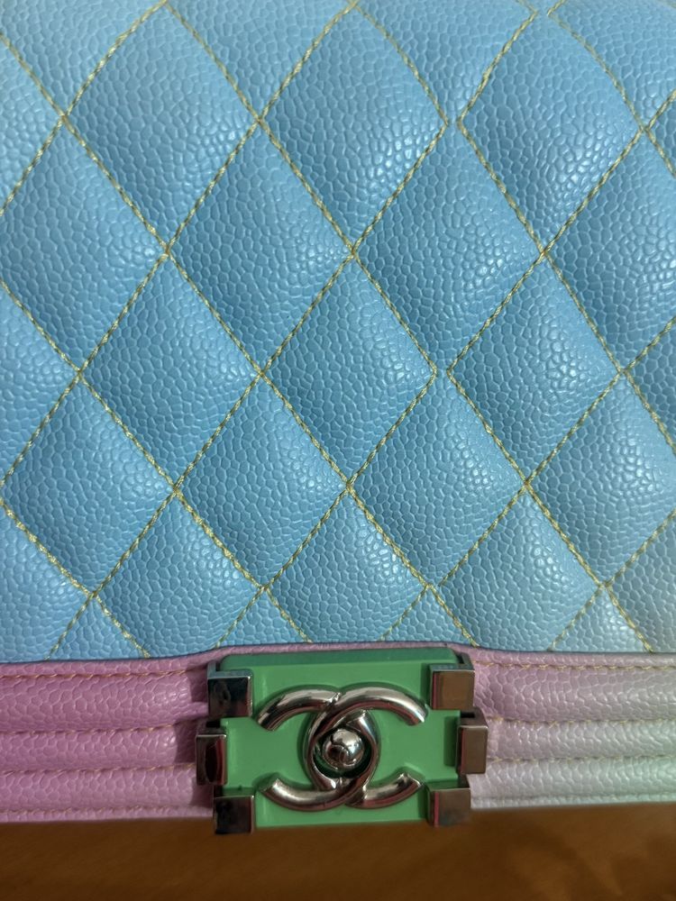 Bolsa colorful , com corrente prateada em alça