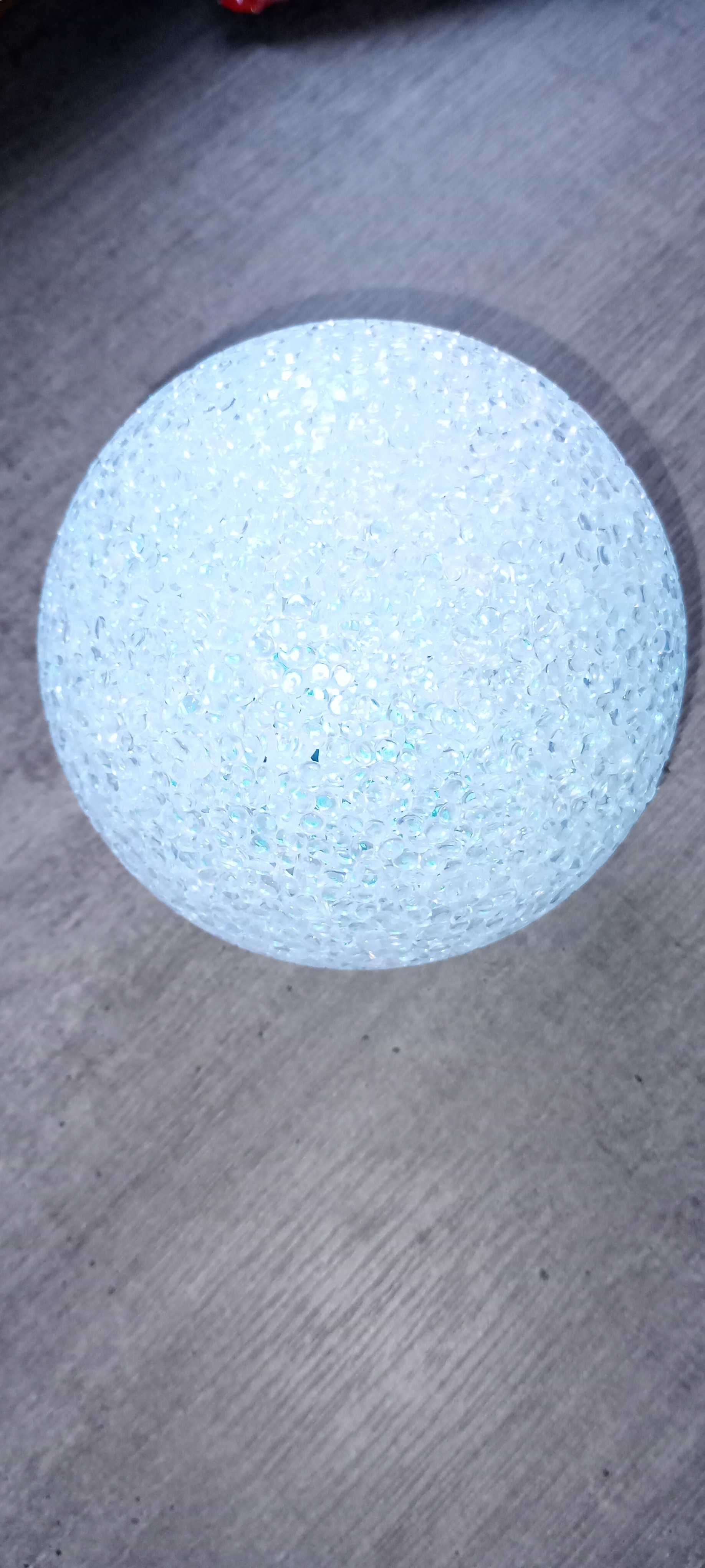 Lampa w kształcie kuli