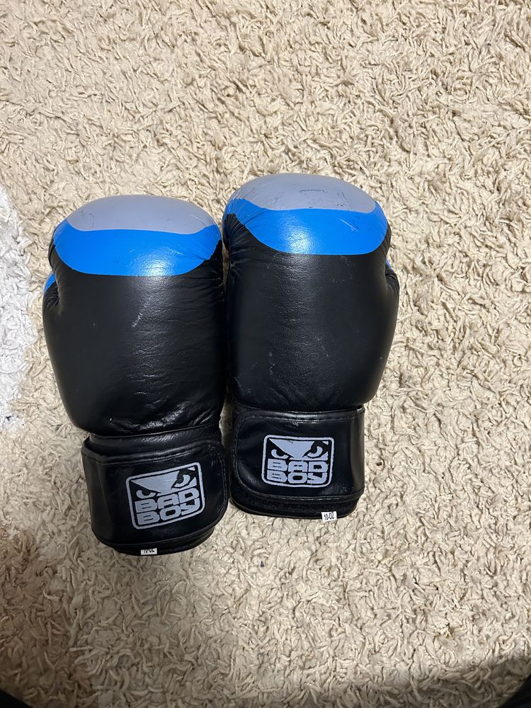 Кожаные  боксерские перчатки