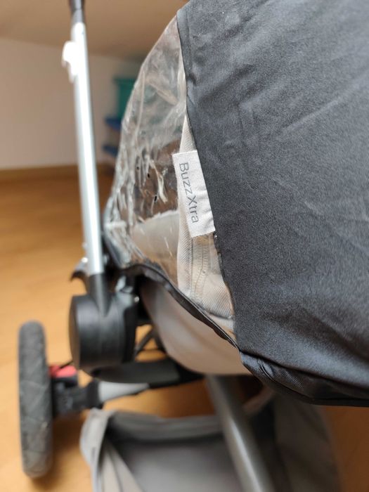Carrinho de bebé Quinny Buzz Xtra com capa para a chuva
