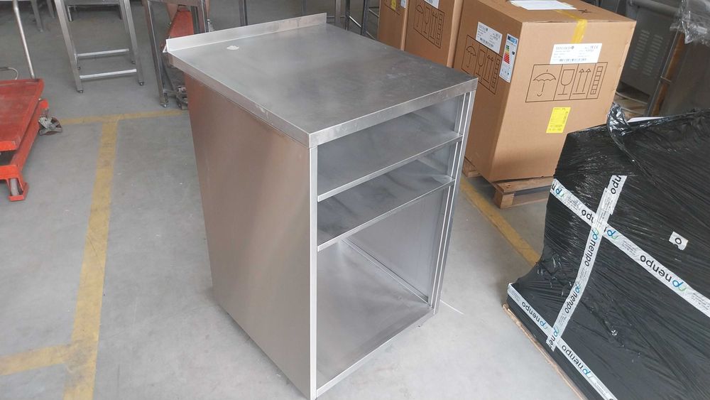 Podstawa pod piec z półkami i dziurą na podłączenie wody 67x77x110 cm